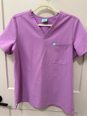 garde malade lilac women scrub top. Size Medium